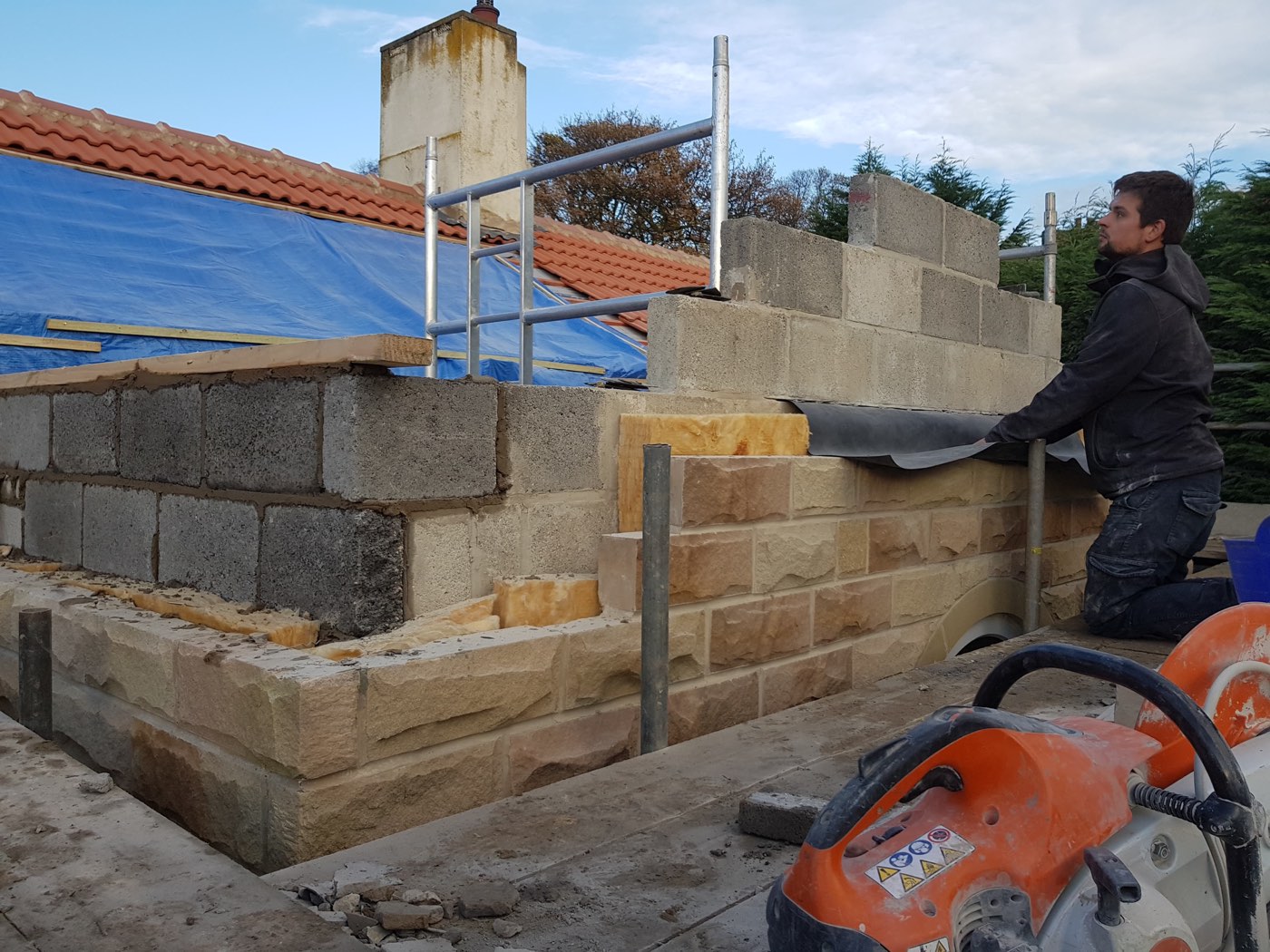 A Manterfield bricklayer laying stone and blockwork on an extension